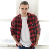 Camisa leñadora roja y negra a cuadros, de algodón peinado.
