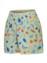 Short de baño verde con estampado de frutas en tonos azules, naranjas y blancos. Cuenta con cintura elástica, cordón ajustable, bolsillos delanteros y traseros.