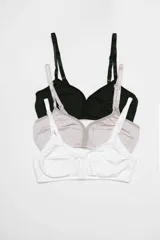 Pack de tres soutienes de microfibra biodegradable, uno negro, uno gris claro y uno blanco. Son de soporte amplio, con elástico en el contorno de bajo busto y breteles regulables.