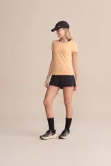 Remera deportiva color durazno, de calce cómodo y tejido microperforado.