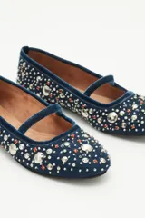 Balerina sin taco de gamuza azul marino con tira de terciopelo y bordados de pedrería en tonos plateados, dorados y naranjas.