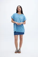 Musculosa gris con estampado en el pecho y corte en la espalda.