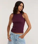 Musculosa básica bordó de tejido acanalado con cuello redondo y corte ajustado.