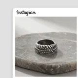 Anillo de plata 925 con diseño en bajo relieve y acabado empavonado, que combina una textura estriada con detalles punteados.