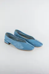 Mocasines de cuero metalizado color gris, con diseño de punta cuadrada y costura central fruncida en la capellada.