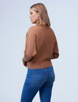 Buzo verde militar en tejido acanalado marca Philosophy, de cuello alto y manga larga japonesa.