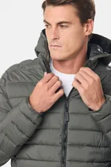 Campera de abrigo gris oscuro, capitoneada, con cuello alto y capucha desmontable. Cierre frontal con cremallera y bolsillos laterales con cierre. Logo bordado en el pecho.