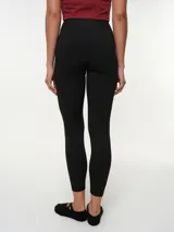 Calza deportiva de talle alto y corte pescador, color negro, confeccionada en microfibra elastizada.