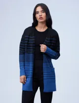 Cardigan largo de tejido de punto, abierto, con diseño de rayas horizontales en degradé de negro a azul eléctrico. Presenta cuello redondo, mangas largas y bolsillos aplicados en la parte delantera.