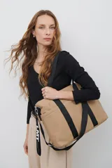 Remera de manga larga con escote en V, confeccionada en algodón de doble capa con textura suave y ajuste al cuerpo.