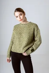 Sweater de tejido de punto con textura jaspeada en tonos verdes y amarillos, de corte holgado, cuello redondo y manga larga con detalle de etiqueta en el puño.
