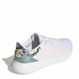 Championes de mujer Adidas QT Racer 3.0 de color blanco, con las tres franjas características de la marca en tono rosado en el lateral y detalles florales en el talón.