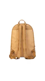 Mochila color beige, combinada con tela tipo impermeable y detalles en simil cuero. Tiene gran tamaño, asas combinadas, bolsillos al frente y compartimiento para notebook de 15".