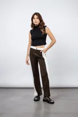 Pantalón de jean marrón chocolate con paneles laterales blancos, tiro medio, calce recto y lavado semi ácido.