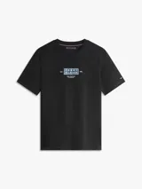 Remera Tommy Hilfiger de corte regular, color negro, con cuello redondo y estampa frontal con logo NYC.