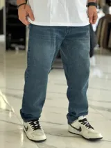 Pantalón de jean azul con lavado clásico, de corte holgado y estilo oversize.