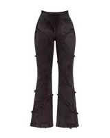 Pantalón de denim lavado color negro con diseño de recortes irregulares y terminaciones desflecadas. Presenta un corte entallado con botamangas ligeramente acampanadas.