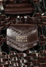 Cartera tipo bucket marrón oscuro de cuero con diseño trenzado y cierre de cordón ajustable, asa superior trenzada y monedero rectangular desmontable con cierre.