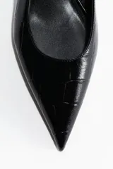 Zapatos destalonados negros de punta fina con textura de cocodrilo y tacón kitten bajo.