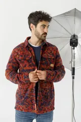 Camisa tipo chaqueta de franela escocesa con bolsillos de parche en el pecho.