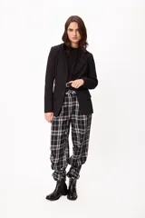 Pantalón de terciopelo azul con corte holgado y diseño tipo cargo. Presenta bolsillos laterales y una textura suave con acabado brillante.