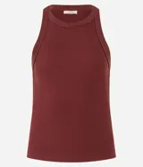Musculosa basica de rib de algodon color bordo con cuello redondo y corte regular.