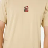 Remera Rip Curl de manga corta y cuello redondo en color beige, con pequeño bordado frontal en el pecho.