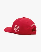 Gorra de béisbol de cinco paneles sin estructura color rojo, con visera plana y bordado frontal en tono crudo con la frase 'I NEED Therapy'. Presenta detalles bordados adicionales y correa ajustable de nailon en la parte trasera.