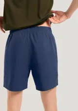 Bermuda deportiva de corte recto en color gris, confeccionada en tejido técnico ligero. Cuenta con cintura elástica, bolsillos laterales y un pequeño logo reflectante en la parte inferior.
