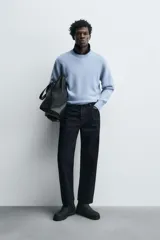 Jersey de punto de cashmere con corte regular, cuello redondo y manga larga. Presenta acabados en rib en cuello, puños y ruedo.
