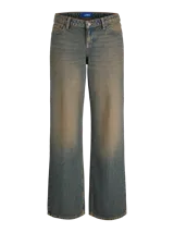 Jean de denim para mujer, de tiro bajo y corte loose fit con pernera amplia. Presenta un lavado con efecto desgastado de tono amarillento, cierre frontal con botón y cinco bolsillos clásicos.