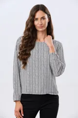 Blusa clásica de manga larga en color blanco, con cuello redondo y diseño fluido.