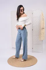 Jeans wide leg de tiro alto en color celeste claro, con corte recto y aberturas laterales en los bajos.
