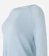 Suéter de punto color celeste, con cuello redondo y mangas largas.
