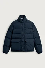 Campera puffer acolchada de corte regular fit, confeccionada en tejido técnico azul marino repelente al agua. Relleno interior de 80% plumón y 20% pluma. Cuenta con cuello subido, manga larga con puño elástico, bolsillos frontales de plastrón con solapa y cierre de cremallera oculta con solapa de botones a presión.