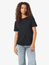 Remera básica de algodón orgánico con cuello redondo y mangas cortas, de corte clásico y ajuste cómodo.