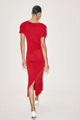 Vestido midi rojo confeccionado en punto, de cuello barco y manga corta, con detalles drapeados en los laterales.