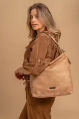 Cartera tipo bandolera de gran tamaño, confeccionada en cuero sintético con acabado desgastado. Cuenta con una asa corta fija, una correa larga regulable y extraíble, y una placa metálica con la marca en la parte frontal.