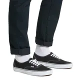 Championes Vans Authentic de lona color negro con suela de goma blanca.