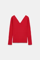 Top de punto acanalado color negro, con escote en pico tanto en el frente como en la espalda y mangas largas.