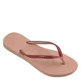 Sandalias tipo ojotas Havaianas modelo Slim Glitter II, color beige arena, con tiras finas cubiertas de glitter brillante.