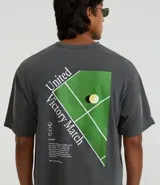 Remera de algodón de corte boxy, color gris oscuro con efecto desteñido/vintage. Presenta un estampado minimalista en blanco en el pecho con tres círculos y texto a la derecha que dice "United Victory Match".