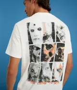 Remera blanca de algodón con cuello redondo y mangas cortas. Presenta un estampado grande en la espalda con un collage de nueve máscaras de los miembros de la banda Slipknot, con texto en la parte inferior.