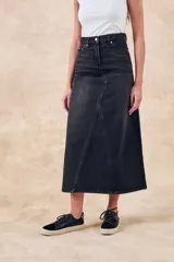 Falda midi de denim color gris oscuro, con diseño asimétrico y bolsillos delanteros.
