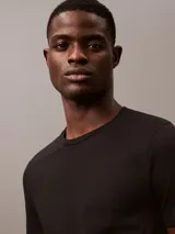 Pack de tres remeras negras de cuello redondo y manga corta, confeccionadas en algodón.