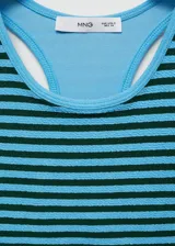 Top ajustado de punto con estampado de rayas horizontales en azul y negro, cuello redondo y sisas con ribete celeste.