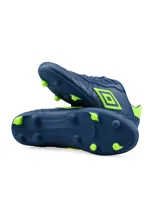 Championes de fútbol Umbro modelo Touch FG, color negro con detalles en turquesa. Presentan el logo de la marca en el lateral y suela con tapones para terreno firme.