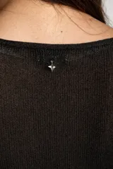Sweater de punto con acabado brillante, cuello en V y mangas tres cuartos. Presenta un diseño holgado y tejido traslúcido.