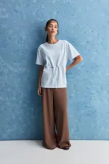 Remera celeste de algodón con cuello redondo, mangas cortas y cordón ajustable en la cintura.