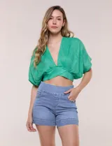 Short de jean de tiro alto y calce ajustado con cintura ancha elastizada, bolsillos delanteros y dobladillo en las piernas.